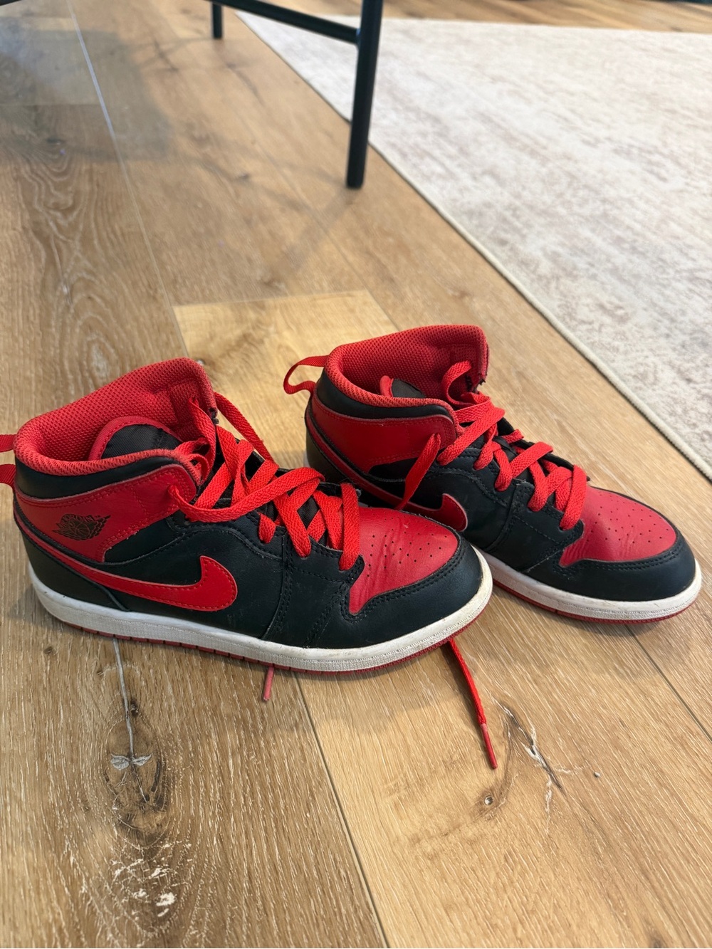 Nike Little Kids Black and Red Air Jordan 1 mid 2.5Y